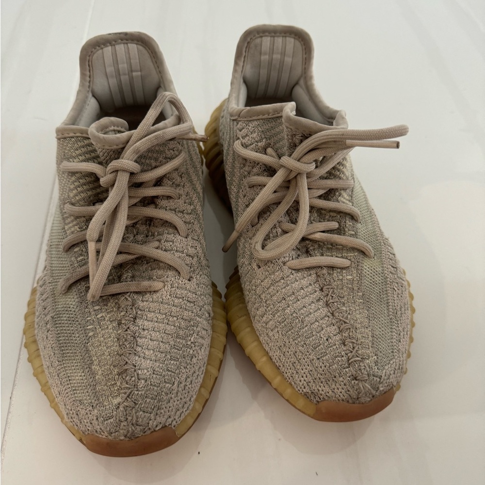 GREY YEEZYS SIZE 4